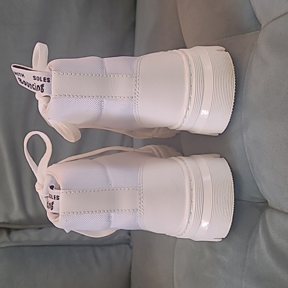 NEARLY NEW Dr. Marten's boots in white, size 7 (men's), 8.5/9 (women's). - Picture 12 of 13